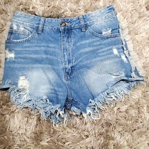 Distresses light blue jeans